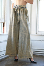 Load image into Gallery viewer, PASSING THOUGH DENIM PANTS