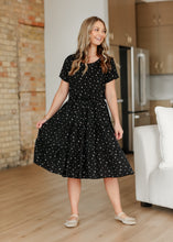 Load image into Gallery viewer, Jenna Floral Knit Short Sleeve Tiered Midi Dress