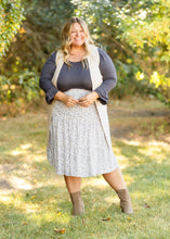 Load image into Gallery viewer, Essential Ruffled 3/4 Sleeve Top
