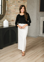 Load image into Gallery viewer, Essential Ruffled 3/4 Sleeve Top
