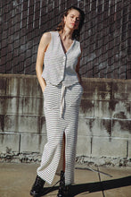 Load image into Gallery viewer, PRETTY ON POINT KNIT VEST
